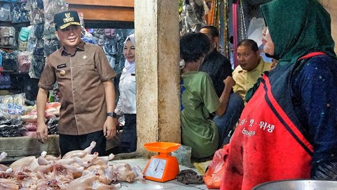 Pj Gubernur Sumsel, Agus Fatoni yang mengunjungi salah satu pedagang daging ayam saat melakukan pengecekan harga sembako di pasar tradisional, Minggu (15/10) Foto: ary priyanto/urban id
