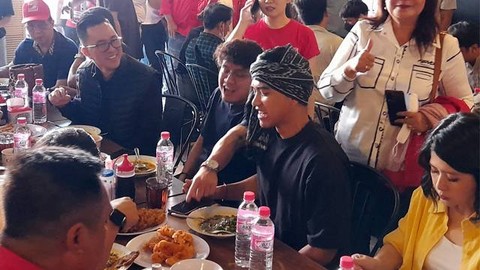 Kaesang Pangarep saat mencoba kuliner asli Kota Manado, Sulawesi Utara.