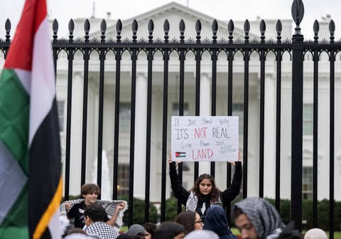 Demonstrasi pro-Palestina saat unjuk rasa di depan Gedung Putih, Washington, DC, Amerika Serikat, Sabtu (14/10/2023). Foto: ANDREW CABALLERO-REYNOLDS / AFP