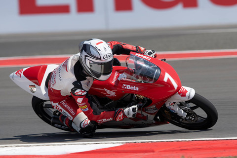 Pembalap Indonesia Veda Ega Pratama memacu kecepatan motornya pada balapan kedua Asia Talent Cup (ATC) di Pertamina Mandalika International Street Circuit, Lombok Tengah, NTB, Minggu (15/10/2023).  Foto: Wahyu Putro A/ANTARA FOTO
