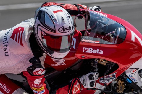 Pembalap Indonesia Veda Ega Pratama memacu kecepatan motornya pada balapan kedua Asia Talent Cup (ATC) di Pertamina Mandalika International Street Circuit, Lombok Tengah, NTB, Minggu (15/10/2023).  Foto: Wahyu Putro A/ANTARA FOTO