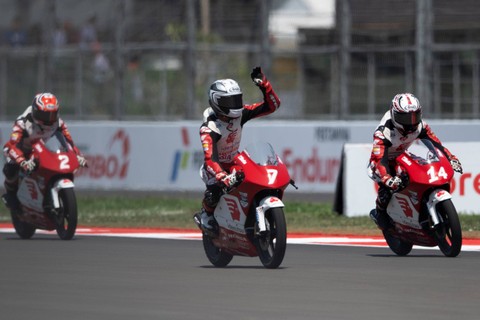 Pembalap Indonesia Veda Ega Pratama melambaikan tangan usai balapan kedua Asia Talent Cup (ATC) di Pertamina Mandalika International Street Circuit, Lombok Tengah, NTB, Minggu (15/10/2023). Foto: Wahyu Putro A/ANTARA FOTO