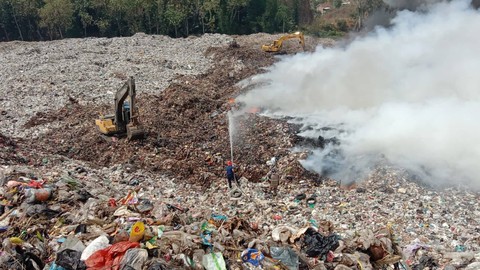Hingga hari ketiga upaya pemadaman api di TPA Bakung masih dilakukan, sementara luasan lahan yang terbakar kini mencapai 4 hektare. | Foto : Dok. Dinas Pemadam Kebakaran dan Penyelamatan Kota Bandar Lampung.