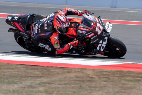 Pembalap Aprilia Racing Maverick Vinales memacu sepeda motornya saat sesi kualifikasi Q2 MotoGP seri ke-15 di Pertamina Mandalika International Street Circuit, Lombok Tengah, NTB, Sabtu (14/10/2023).  Foto: Wahyu Putro A/ANTARA FOTO