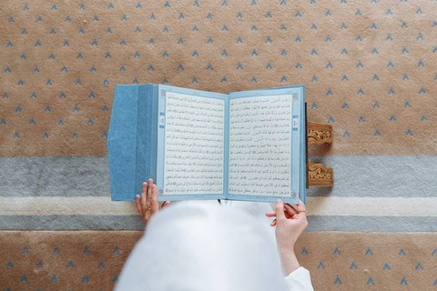 Ilustrasi Ilmu tajwid adalah ilmu membaca Alquran, Sumber: Pexels/Thirdman