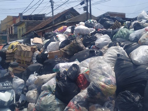 Sampah yang menumpuk di Kota Bandung. Foto: Rachmadi Rasyad/kumparan