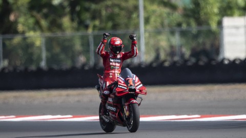 Pembalap Ducati Lenovo Team Francesco Bagnaia melakukan selebrasi usai memenangi balapan MotoGP seri ke-15 di Pertamina Mandalika International Street Circuit, Lombok Tengah, NTB, Minggu (15/10/2023). Foto: ANTARA FOTO/Wahyu Putro A