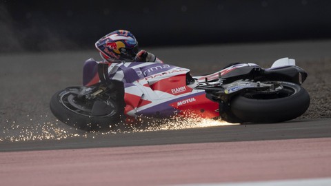 Pembalap Prima Pramac Racing Jorge Martin terjatuh dari motor pada balapan MotoGP seri ke-15 di Pertamina Mandalika International Street Circuit, Lombok Tengah, NTB, Minggu (15/10/2023). Foto: ANTARA FOTO/Wahyu Putro A