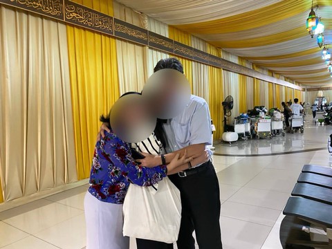 Suasana haru setelah 4 WNI yang dievakuasi Kemlu RI dan KBRI Amman dari wilayah Tepi Barat dan sekitarnya telah tiba di Jakarta dengan selamat (15/10). Foto: Dok. Kemlu