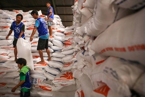 Ilustrasi pekerja mengangkat beras. | Foto: ANTARA FOTO/Fauzan