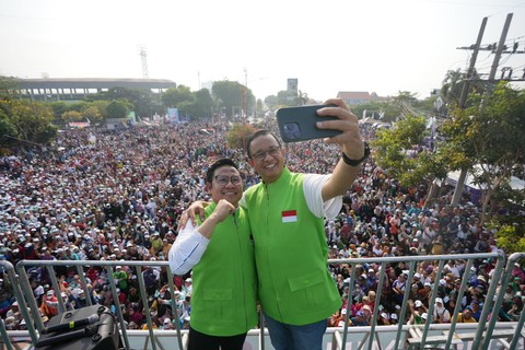 Anies-Gus Imin di tengah jutaan warga Jawa Timur dalam acara Mlaku Bareng AMIN. Foto: Dok. Istimewa