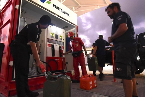Pertamina Patra Niaga menyiapkan SPBU Modular untuk kebutuhan BBM kendaraan operasional Dorna Sport dan peserta di ajang Pertamina Grand Prix of Indonesia 2023. Foto: Dok. Pertamina