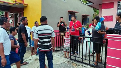 Ketua DPRD Kabupaten Sitaro, Djon Ponto Janis (baju merah), saat bertemu dengan warga pada kegiatan reses yang digelar di daerah pemilihannya.