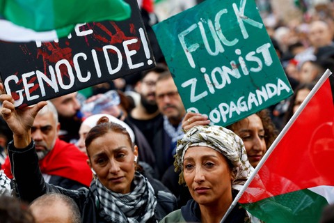 Demonstrasi pro-Palestina saat unjuk rasa di Amsterdam, Belanda, Minggu (15/10/2023).  Foto: Piroschka Van De Wouw/REUTERS