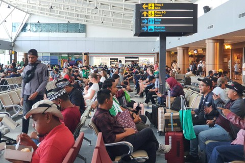 Sejumlah calon penumpang menunggu jadwal pemberangkatan di Bandara Internasional Lombok, Senin (16/10/2023). Foto: Fitra Andrianto/kumparan