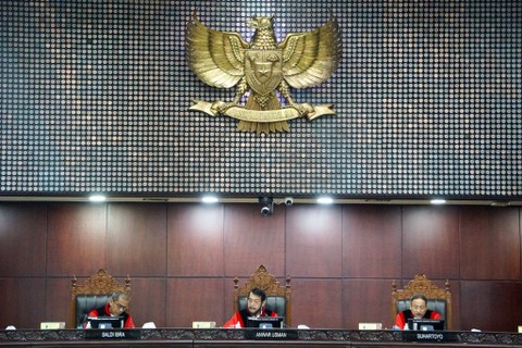 Ketua Majelis Hakim Mahkamah Konstitusi Anwar Usman membacakan putusan batas usia Capres-cawapres di Mahkamah Konstitusi, Jakarta, Senin (16/10/2023). Foto: Iqbal Firdaus/kumparan