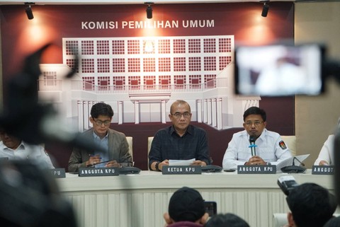 Ketua KPU Hasyim Asy'ari memberikan keterangan pers terkait persiapan pendaftaran pasangan capres-cawapres di Gedung KPU RI, Jakarta, Senin (16/10/2023).  Foto: Iqbal Firdaus/kumparan