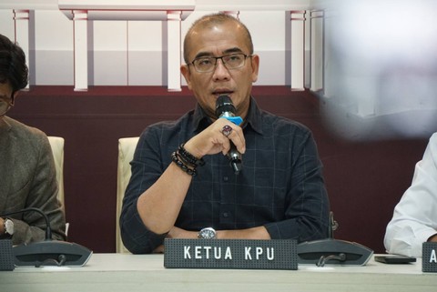 Ketua KPU Hasyim Asy'ari memberikan keterangan pers terkait persiapan pendaftaran pasangan capres-cawapres di Gedung KPU RI, Jakarta, Senin (16/10/2023).  Foto: Iqbal Firdaus/kumparan