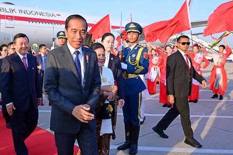 Presiden Jokowi dan Ibu Iriana Joko Widodo tiba di Bandara Internasional Peking di Beijing, China, Senin (16/10/2023). Foto: Muchlis Jr/Biro Pers Sekretariat Presiden