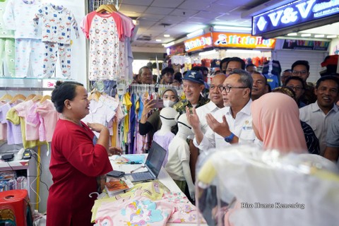 Menteri Perdagangan Zulkifli Hasan kembali cek Pasar Tanah Abang, Jumat (13/10/2023), usai pemerintah menerbitkan aturan yang mengharuskan TikTok Shop ditutup. Foto Kemendag