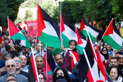 Demonstran mengikuti protes mendukung warga Palestina di Gaza, ketika konflik antara Israel dan Hamas berlanjut, di Ramallah, di Tepi Barat yang diduduki Israel, Senin (16/10/2023). Foto: Mussa Qawasma/REUTERS