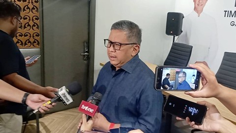 Sekjen PDI Perjuangan, Hasto Kristiyanto, saat diwawancarai wartawan di Media Center, TPN Ganjar Pranowo, Menteng, Jakarta Pusat, Senin (16/10/2023). Foto: Fadlan/kumparan