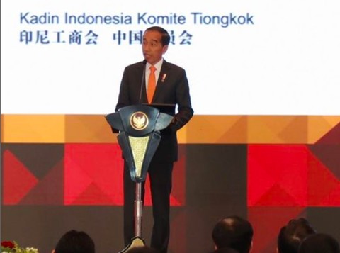 Presiden Jokowi memberi sambutan di acara Indonesia-China Business Forum di Beijing, Senin (16/10). Foto: instagram.com/@erickthohir
