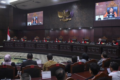 Ketua Majelis Hakim Mahkamah Konstitusi (MK) Anwar Usman (tengah) memimpin sidang di Gedung MK, Jakarta, Senin (2/10/2023). Foto: Aditya Pradana Putra/ANTARA FOTO