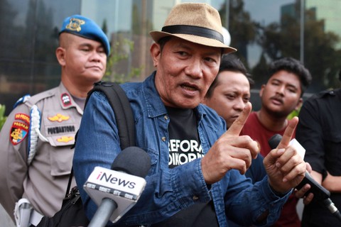 Wakil Ketua KPK periode 2015-2019 Saut Situmorang meninggalkan ruangan usai menjalani pemeriksaan di Gedung Promoter Polda Metro Jaya, Jakarta, Selasa (17/10/2023). Foto: Reno Esnir/ANTARA FOTO