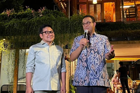 Bacapres Anies Baswedan dan Bacawapres Muhaimin Iskandar alias Cak Imin memberikan keterangan pers di kediaman pribadi Anies, di Leba Bulus, Jakarta Selatan, Selasa (17/10/2023). Foto: Haya Syahira/kumparan