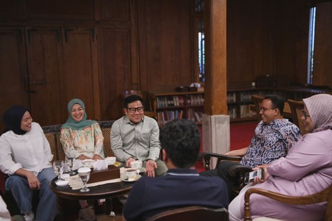 Bacapres-bacawapres Anies Baswedan-Muhaimin Iskandar bersama keluarga saat makan malam bersama di kediaman Anies di Lebak Bulus Dalam II, Jakarta Selatan, Selasa (17/10). Foto: Dok. Istimewa