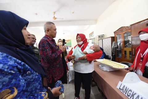 Staf Ahli Bidang Pembangunan Berkelanjutan Kemenko PMK Agus Suprapto bersama kader Surabaya Hebat. Foto: Diskominfo Surabaya