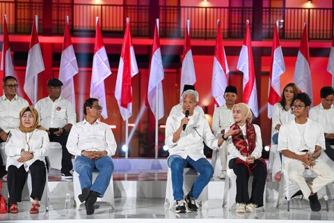 Bakal calon presiden dari PDI Perjuangan Ganjar Pranowo bersama bakal calon wakil presiden Mahfud MD (kedua kiri) saat deklarasi dukungan di Gedung Arsip Nasional, di Jakarta, Rabu (18/10/2023). Foto: M Risyal Hidayat/ANTARA FOTO
