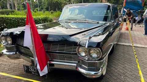 Mobil Cadillac yang disebut akan ditumpangi Ganjar-Mahfud dari Tugu Proklamasi, Kamis (19/10/2023). Foto: Hedi/kumparan