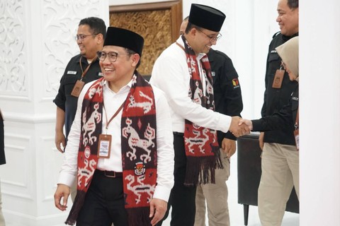 Pasangan Anies Baswedan dan Muhaimin Iskandar (AMIN) tiba untuk mendaftar sebagai calon presiden dan wakil presiden di Kantor KPU, Jakarta, Kamis (19/10/2023).  Foto: Iqbal Firdaus/kumparan