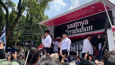 Orasi kebangsaan Anies-Cak Imin di depan Kantor KPU, Jalan Imam Bonjol, Jakarta, Kamis (18/10/2023). Foto: Luthfi Humam/kumparan