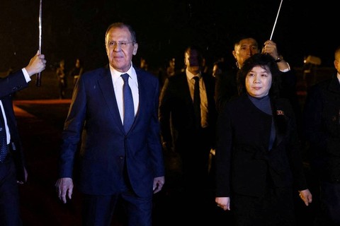 Menteri Luar Negeri Rusia Sergei Lavrov mengikuti upacara penyambutan setibanya di Pyongyang, Korea Utara, Rabu (18/10/2023). Foto: Kementerian Luar Negeri Rusia/via REUTERS