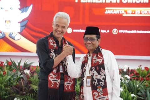 Pasangan Ganjar Pranowo dan Mahfud MD mendaftar sebagai calon presiden dan wakil presiden di Kantor KPU, Jakarta, Kamis (19/10/2023). Foto: Iqbal Firdaus/kumparan