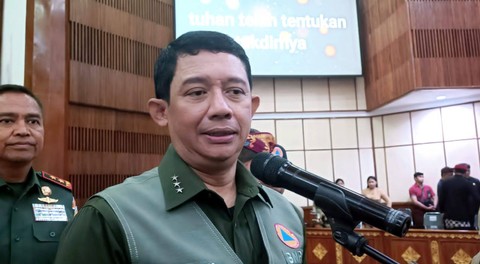 Kepala BNPB Letjen TNI Suharyanto saat rapat penanggulangan bencana di Kantor Gubernur Bali, Kamis (19/10/2023).  Foto: Denita BR Matondang/kumparan