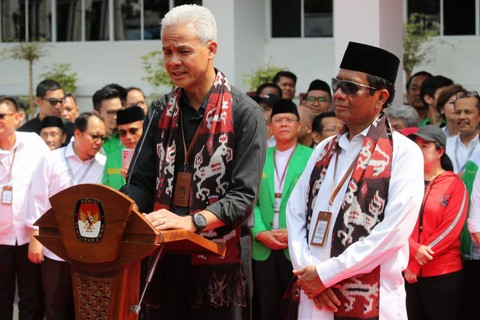 Pasangan Ganjar Pranowo dan Mahfud MD usai mendaftar sebagai calon presiden dan wakil presiden di Kantor KPU, Jakarta, Kamis (19/10/2023). Foto: Aditia Noviansyah/kumparan