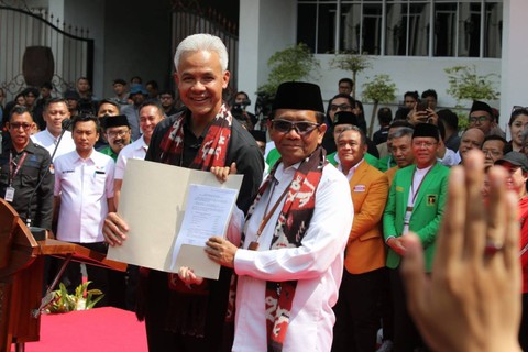 Pasangan Ganjar Pranowo dan Mahfud MD usai mendaftar sebagai calon presiden dan wakil presiden di Kantor KPU, Jakarta, Kamis (19/10/2023). Foto: Aditia Noviansyah/kumparan