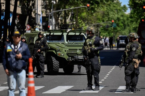 Petugas Polisi Federal berjaga di Mayo Avenue selama operasi keamanan di sekitar kedutaan Israel di Buenos Aires menyusul ancaman bom, Rabu (18/10/2023).  Foto: Luis ROBAYO / AFP