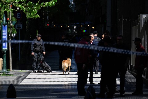 Petugas Polisi Federal berjaga di Mayo Avenue selama operasi keamanan di sekitar kedutaan Israel di Buenos Aires menyusul ancaman bom, Rabu (18/10/2023).  Foto: Luis ROBAYO / AFP