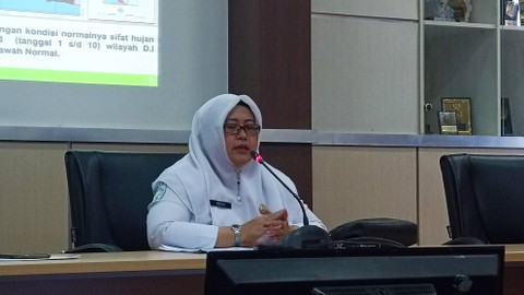 Kepala Staklim BMKG Yogyakarta Reni Kraningtyas saat memaparkan kondisi iklim terkini di kantor BPBD DIY, Kamis (19/10/2023). Foto: Arfiansyah Panji Purnandaru/kumparan