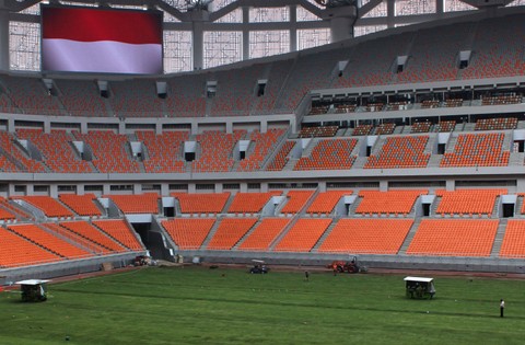 Pekerja mengerjakan perbaikan rumput Jakarta Internasional Stadium (JIS) di Jakarta, Kamis (19/10/2023). Foto: Khaerul Izan/Antara Foto