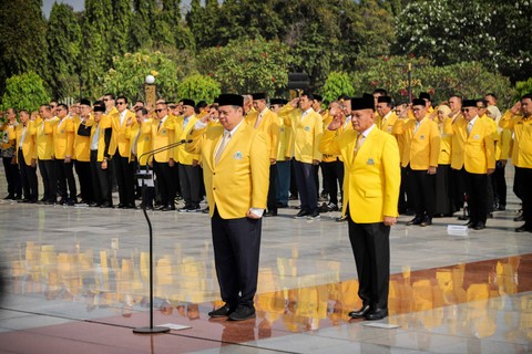 Ketua Umum Golkar Airlangga Hartarto bersama Pengurus DPP Partai Golkar dan DPD I Partai Golkar melalukan ziarah ke Taman Makam Pahlawan dalam rangkaian HUT Golkar ke-59, Jumat (20/10/2023). Foto: Jamal Ramadhan/kumparan