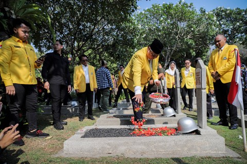 Ketua Umum Partai Golongan Karya (Golkar) Airlangga Hartarto menaburkan bunga ke makam pahlawan Baharuddin Jusuf Habibie dan Hasri Ainun Habibie saat ziarah di Taman Makam Pahlawan Nasional Kalibata, Jakarta Selatan, Jumat (20/10/2023). Foto: Jamal Ramadhan/kumparan