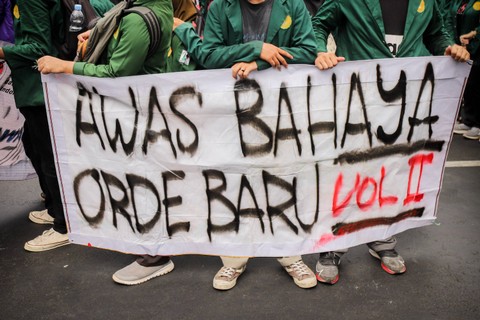 Kelompok mahasiswa yang tergabung dalam Aliansi Badan Eksekutif Mahasiswa Seluruh Indonesia (BEM SI) melakukan unjuk rasa di kawasan Patung Kuda, Jakarta, Jumat (20/10/2023). Foto: Jamal Ramadhan/kumparan