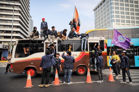 Kelompok mahasiswa yang tergabung dalam Aliansi Badan Eksekutif Mahasiswa Seluruh Indonesia (BEM SI) melakukan unjuk rasa di kawasan Patung Kuda, Jakarta, Jumat (20/10/2023). Foto: Jamal Ramadhan/kumparan