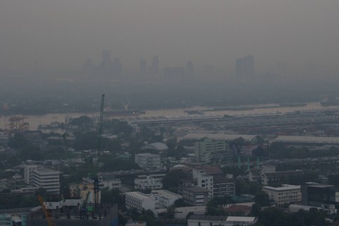 Cakrawala kota digambarkan di tengah tingginya tingkat polusi udara di Bangkok, Thailand pada Rabu (18/ Foto: Alex Ogle/AFP